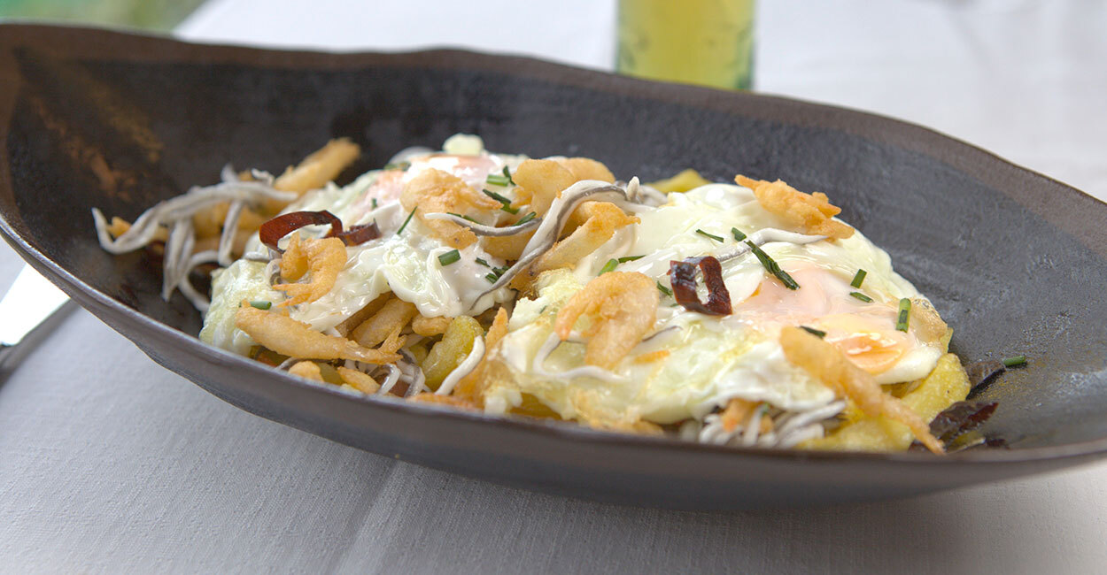 Huevos rotos con gulas - El Tinglao